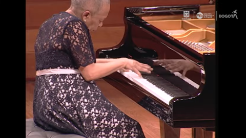 Mujer interpretando piano